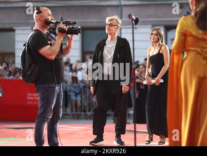 Der deutsche Regisseur Wim Wenders kommt am 13. August 2021 zur Eröffnung des Sarajevo Filmfestivals 27. vor dem Nationaltheater in Sarajewo, Bosnien und Herzegowina. Bei der Eröffnungszeremonie des Nationaltheaters in Sarajevo wurde das „Ehrenhaus von Sarajevo“ an den deutschen Regisseur Wim Wenders verliehen, einer der zentralen Persönlichkeiten des Weltkinos. Eine Retrospektive seiner ausgewählten Filme wird im Rahmen des Programms „Tribut an“ gezeigt. Foto: Armin Durgut/PIXSELL Stockfoto