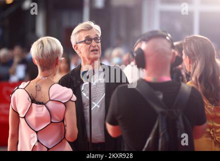 Der deutsche Regisseur Wim Wenders kommt am 13. August 2021 zur Eröffnung des Sarajevo Filmfestivals 27. vor dem Nationaltheater in Sarajewo, Bosnien und Herzegowina. Bei der Eröffnungszeremonie des Nationaltheaters in Sarajevo wurde das „Ehrenhaus von Sarajevo“ an den deutschen Regisseur Wim Wenders verliehen, einer der zentralen Persönlichkeiten des Weltkinos. Eine Retrospektive seiner ausgewählten Filme wird im Rahmen des Programms „Tribut an“ gezeigt. Foto: Armin Durgut/PIXSELL Stockfoto