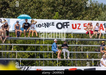 Publikum während der Qualifikation für BMX-Fahrer in Osijek am 14. August 2021. Qualifizierungen für BMX-Fahrer wurden im Skatepark von Osijek abgehalten. Osijek ist dank großer Fans des Extremsports zu einem regionalen Zentrum der städtischen Kultur geworden. Die Pannonian Challenge ist ein einzigartiges Festival, bei dem BMX-, SKATE- und INLINE-Wettbewerbe abgehalten werden. Am Abend finden Partys mit einigen der städtlichsten Bands in Kroatien statt. Die Pannonian Challenge wurde nach 2013 von verschiedenen Sponsoren ausgezeichnet, die die besten Wettbewerber aus dem Fonds in Höhe von 100.000 Kuna belohnten. Foto: Davor Javorovic/PIXSELL Stockfoto