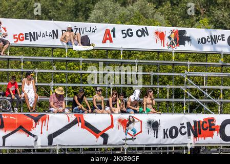 Publikum während der Qualifikation für BMX-Fahrer in Osijek am 14. August 2021. Qualifizierungen für BMX-Fahrer wurden im Skatepark von Osijek abgehalten. Osijek ist dank großer Fans des Extremsports zu einem regionalen Zentrum der städtischen Kultur geworden. Die Pannonian Challenge ist ein einzigartiges Festival, bei dem BMX-, SKATE- und INLINE-Wettbewerbe abgehalten werden. Am Abend finden Partys mit einigen der städtlichsten Bands in Kroatien statt. Die Pannonian Challenge wurde nach 2013 von verschiedenen Sponsoren ausgezeichnet, die die besten Wettbewerber aus dem Fonds in Höhe von 100.000 Kuna belohnten. Foto: Davor Javorovic/PIXSELL Stockfoto