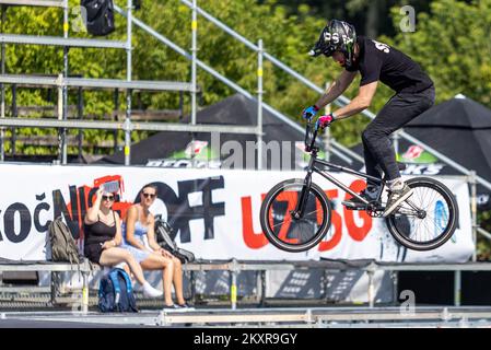 Francesco Mongillo während der Qualifikation für BMX-Fahrer in Osijek am 14. August 2021. Osjeckom Skate parku odrzane kvalifikacije za vozace BMX-a. Die Qualifikation für BMX-Fahrer fand im Skatepark von Osijek statt. Osijek ist dank großer Fans des Extremsports zu einem regionalen Zentrum der städtischen Kultur geworden. Die Pannonian Challenge ist ein einzigartiges Festival, bei dem BMX-, SKATE- und INLINE-Wettbewerbe abgehalten werden. Am Abend finden Partys mit einigen der städtlichsten Bands in Kroatien statt. Die Pannonian Challenge wurde nach 2013 von verschiedenen Sponsoren ausgezeichnet, die die besten Wettbewerber aus dem Fonds A belohnten Stockfoto