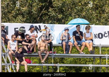 Publikum während der Qualifikation für BMX-Fahrer in Osijek am 14. August 2021. Qualifizierungen für BMX-Fahrer wurden im Skatepark von Osijek abgehalten. Osijek ist dank großer Fans des Extremsports zu einem regionalen Zentrum der städtischen Kultur geworden. Die Pannonian Challenge ist ein einzigartiges Festival, bei dem BMX-, SKATE- und INLINE-Wettbewerbe abgehalten werden. Am Abend finden Partys mit einigen der städtlichsten Bands in Kroatien statt. Die Pannonian Challenge wurde nach 2013 von verschiedenen Sponsoren ausgezeichnet, die die besten Wettbewerber aus dem Fonds in Höhe von 100.000 Kuna belohnten. Foto: Davor Javorovic/PIXSELL Stockfoto