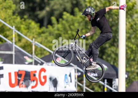 Francesco Mongillo während der Qualifikation für BMX-Fahrer in Osijek am 14. August 2021. Osjeckom Skate parku odrzane kvalifikacije za vozace BMX-a. Die Qualifikation für BMX-Fahrer fand im Skatepark von Osijek statt. Osijek ist dank großer Fans des Extremsports zu einem regionalen Zentrum der städtischen Kultur geworden. Die Pannonian Challenge ist ein einzigartiges Festival, bei dem BMX-, SKATE- und INLINE-Wettbewerbe abgehalten werden. Am Abend finden Partys mit einigen der städtlichsten Bands in Kroatien statt. Die Pannonian Challenge wurde nach 2013 von verschiedenen Sponsoren ausgezeichnet, die die besten Wettbewerber aus dem Fonds A belohnten Stockfoto