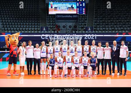 ZADAR, KROATIEN - AUGUST 19: Kroatische Volleyballspieler posieren für ein Gruppenfoto vor dem CEV EuroVolley 2021 Pool C Spiel zwischen Kroatien und der Schweiz in der Kresimir Cosic Hall im Visnjik Sports Center am 19. August 2021 in Zadar, Kroatien. Foto: Luka Stanzl/PIXSELL Stockfoto