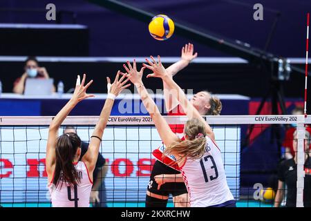 ZADAR, KROATIEN - AUGUST 19: Bozana Butigan und Samanta Fabris von Kroatien in Aktion mit Laura KÃ¼nzler während des CEV EuroVolley 2021 Pool C-Spiels zwischen Kroatien und der Schweiz in der Kresimir Cosic Hall im Visnjik Sports Center am 19. August 2021 in Zadar, Kroatien. Foto: Luka Stanzl/PIXSELL Stockfoto