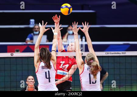 ZADAR, KROATIEN - AUGUST 19: Bozana Butigan und Samanta Fabris von Kroatien in Aktion mit Laura KÃ¼nzler während des CEV EuroVolley 2021 Pool C-Spiels zwischen Kroatien und der Schweiz in der Kresimir Cosic Hall im Visnjik Sports Center am 19. August 2021 in Zadar, Kroatien. Foto: Luka Stanzl/PIXSELL Stockfoto