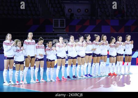 ZADAR, KROATIEN - AUGUST 19: Kroatische Volleyballspieler während der Aufführung der Hymne vor dem CEV EuroVolley 2021 Pool C Match zwischen Kroatien und der Schweiz in der Kresimir Cosic Hall im Visnjik Sports Center am 19. August 2021 in Zadar, Kroatien. Foto: Luka Stanzl/PIXSELL Stockfoto