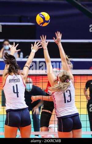 ZADAR, KROATIEN - AUGUST 19: Bozana Butigan und Samanta Fabris von Kroatien in Aktion während des CEV EuroVolley 2021 Pool C-Spiels zwischen Kroatien und der Schweiz in der Kresimir Cosic Hall im Visnjik Sports Center am 19. August 2021 in Zadar, Kroatien. Foto: Luka Stanzl/PIXSELL Stockfoto