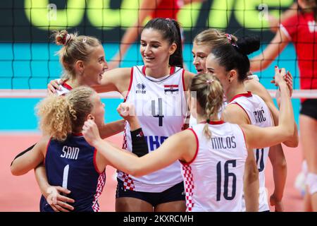 ZADAR, KROATIEN - AUGUST 19: Kroatische Volleyballspieler Rene Sain, Bozana Butigan und Laura Milos während des CEV EuroVolley 2021 Pool C-Spiels zwischen Kroatien und der Schweiz in der Kresimir Cosic Hall im Visnjik Sports Center am 19. August 2021 in Zadar, Kroatien. Foto: Luka Stanzl/PIXSELL Stockfoto