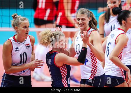 ZADAR, KROATIEN - AUGUST 19: Kroatische Volleyballspieler Matea Ikic, Rene Sain und Samanta Fabri während des CEV EuroVolley 2021 Pool C zwischen Kroatien und der Schweiz in der Kresimir Cosic Hall im Visnjik Sports Center am 19. August 2021 in Zadar, Kroatien. Foto: Luka Stanzl/PIXSELL Stockfoto