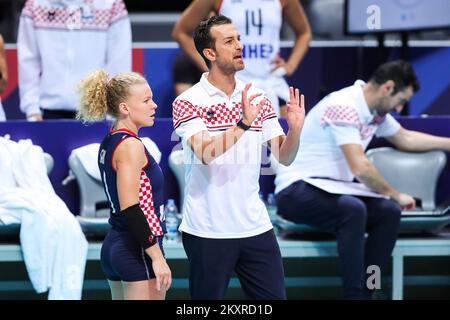 ZADAR, KROATIEN - AUGUST 19: René Sain von Kroatien und kroatischer Nationaltrainer Daniele Santarelli während des CEV EuroVolley 2021 Pool C-Spiels zwischen Kroatien und der Schweiz in der Kresimir Cosic Hall im Visnjik Sports Center am 19. August 2021 in Zadar, Kroatien. Foto: Luka Stanzl/PIXSELL Stockfoto