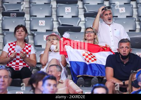 ZADAR, KROATIEN - AUGUST 19: Kroatische Unterstützer auf den Tribünen während des CEV EuroVolley 2021 Pool C-Spiels zwischen Kroatien und der Schweiz in der Kresimir Cosic Hall im Visnjik Sports Center am 19. August 2021 in Zadar, Kroatien. Foto: Luka Stanzl/PIXSELL Stockfoto