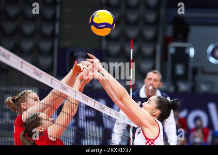 ZADAR, KROATIEN - AUGUST 19: Kroatische und schweizerische Volleyballspieler während des CEV EuroVolley 2021 Pool C-Spiels zwischen Kroatien und der Schweiz in der Kresimir Cosic Hall im Visnjik Sports Center am 19. August 2021 in Zadar, Kroatien. Foto: Luka Stanzl/PIXSELL Stockfoto