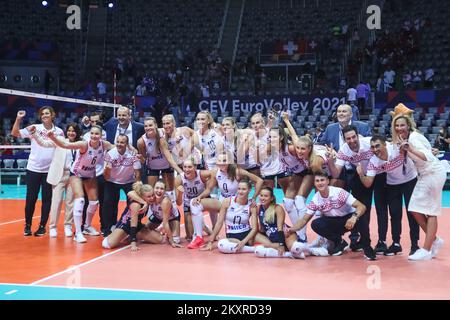 ZADAR, KROATIEN - AUGUST 19: Kroatische Volleyballspieler feiern den Sieg nach dem CEV EuroVolley 2021 Pool C Match zwischen Kroatien und der Schweiz in der Kresimir Cosic Hall im Visnjik Sports Center am 19. August 2021 in Zadar, Kroatien. Foto: Luka Stanzl/PIXSELL Stockfoto