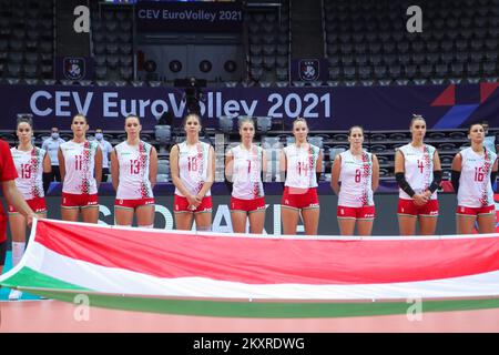 ZADAR, KROATIEN - AUGUST 20: Ungarische Volleyballspieler während der Aufführung der Hymne vor dem CEV EuroVolley 2021 Pool C Spiel zwischen Ungarn und der Slowakei in der Kresimir Cosic Hall im Visnjik Sports Center am 20. August 2021 in Zadar, Kroatien. Foto: Luka Stanzl/PIXSELL Stockfoto