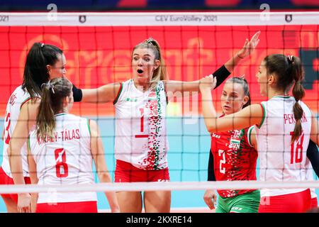 ZADAR, KROATIEN - AUGUST 20: Ungarische Volleyballspieler feiern einen Punkt beim CEV EuroVolley 2021 Pool C Match zwischen Ungarn und der Slowakei in der Kresimir Cosic Hall im Visnjik Sports Center am 20. August 2021 in Zadar, Kroatien. Foto: Luka Stanzl/PIXSELL Stockfoto