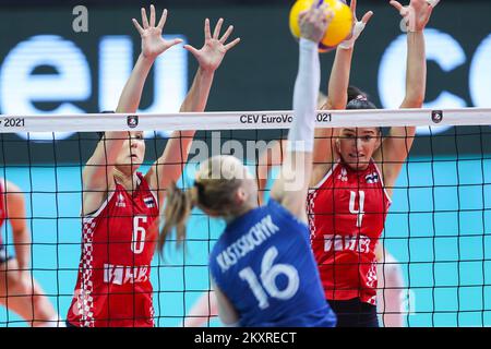 ZADAR, KROATIEN - AUGUST 21: Klara Peric und Bozana Butigan von Kroatien versuchen, eine Spitze während des CEV EuroVolley 2021 Pool C-Spiels zwischen Belarus und Kroatien in der Kresimir Cosic Hall im Visnjik Sports Center am 21. August 2021 in Zadar, Kroatien, zu blockieren. Foto: Luka Stanzl/Pixsell Stockfoto