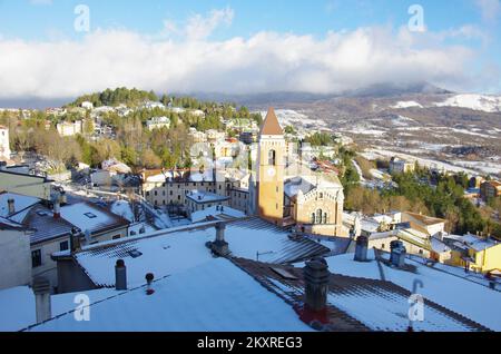 Rivisondoli (AQ) - Blick auf das charakteristische verschneite Bergdorf - Abruzzen - Italien Stockfoto