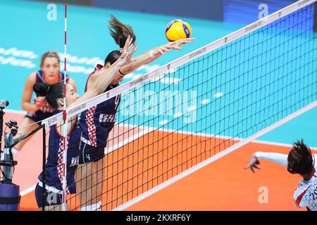 ZADAR, KROATIEN - AUGUST 22: Klara Peric und Bozana Butigan von Kroatien versuchen, eine Spitze während des CEV EuroVolley 2021 Pool C-Spiels zwischen Kroatien und der Slowakei in der Kresimir Cosic Hall im Visnjik Sports Center am 22. August 2021 in Zadar, Kroatien, zu blockieren. Foto: Luka Stanzl/PIXSELL Stockfoto