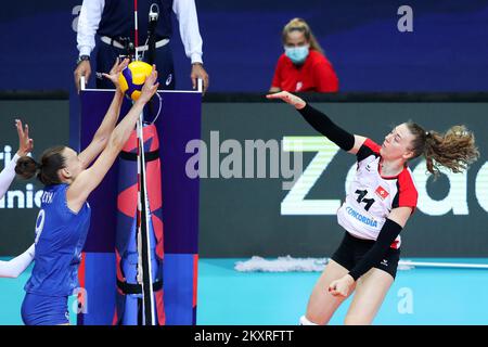 ZADAR, KROATIEN - AUGUST 23: Nadzeya Vladyka aus Belarus blockiert eine Spitze von Maja Storck von Switzerlanswährend des CEV EuroVolley 2021 Pool C-Spiels zwischen der Schweiz und Belarus in der Kresimir Cosic Hall im Visnjik Sports Center am 23. August 2021 in Zadar, Kroatien. Foto: Luka Stanzl/PIXSELL Stockfoto
