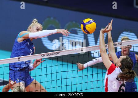 ZADAR, KROATIEN - AUGUST 23: Nadzeya Stoliar aus Weißrussland Spikes und Madlaina Matter der Schweiz versuchen, während des CEV EuroVolley 2021 Pool C-Spiels zwischen der Schweiz und Weißrussland in der Kresimir Cosic Hall im Visnjik Sports Center am 23. August 2021 in Zadar, Kroatien, zu blockieren. Foto: Luka Stanzl/PIXSELL Stockfoto
