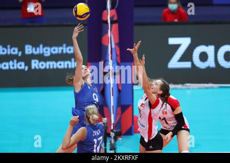 ZADAR, KROATIEN - AUGUST 23: Nadzeya Vladyka aus Weißrussland und Madlaina-Angelegenheit der Schweiz in Aktion während des CEV EuroVolley 2021 Pool C-Spiels zwischen der Schweiz und Weißrussland in der Kresimir Cosic Hall im Visnjik Sports Center am 23. August 2021 in Zadar, Kroatien. Foto: Luka Stanzl/PIXSELL Stockfoto
