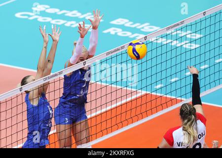 ZADAR, KROATIEN - AUGUST 23: Anastasiya Lapato und Nadzeya Stoliar aus Belarus versuchen, eine Spitze von Sarah Van Rooij aus der Schweiz während des CEV EuroVolley 2021 Pool C-Spiels zwischen der Schweiz und Belarus in der Kresimir Cosic Hall im Visnjik Sports Center am 23. August 2021 in Zadar, Kroatien, zu blockieren. Foto: Luka Stanzl/PIXSELL Stockfoto
