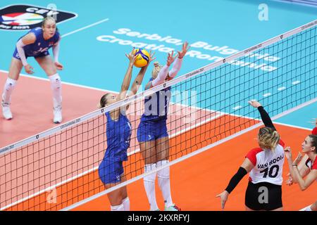 ZADAR, KROATIEN - AUGUST 23: Anastasiya Lapato und Nadzeya Stoliar aus Belarus blockieren eine Spitze von Sarah Van Rooij aus der Schweiz während des CEV EuroVolley 2021 Pool C-Spiels zwischen der Schweiz und Belarus in der Kresimir Cosic Hall im Visnjik Sports Center am 23. August 2021 in Zadar, Kroatien. Foto: Luka Stanzl/PIXSELL Stockfoto