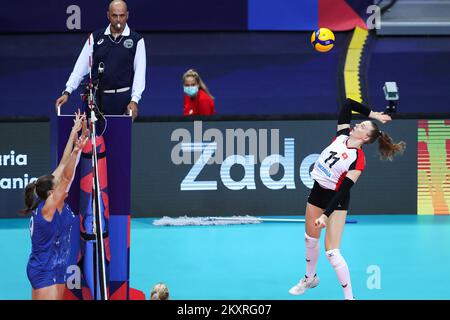 ZADAR, KROATIEN - AUGUST 23: Nadzeya Vladyka von Belarus versuchte, während des CEV EuroVolley 2021 Pool C-Spiels zwischen der Schweiz und Weißrussland in der Kresimir Cosic Hall im Visnjik Sports Center am 23. August 2021 in Zadar, Kroatien, einen Spieß von Maja Storck aus der Schweiz zu blockieren. Foto: Luka Stanzl/PIXSELL Stockfoto