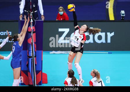 ZADAR, KROATIEN - AUGUST 23: Nadzeya Vladyka von Belarus versuchte, während des CEV EuroVolley 2021 Pool C-Spiels zwischen der Schweiz und Weißrussland in der Kresimir Cosic Hall im Visnjik Sports Center am 23. August 2021 in Zadar, Kroatien, einen Spieß von Maja Storck aus der Schweiz zu blockieren. Foto: Luka Stanzl/PIXSELL Stockfoto