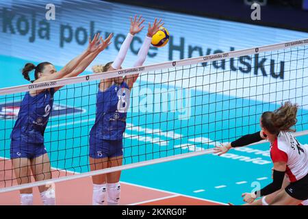 ZADAR, KROATIEN - AUGUST 23: Nadzeya Vladyka und Tatsiana Markevich aus Belarus versuchen, während des CEV-Spiels EuroVolley 2021 Pool C zwischen der Schweiz und Belarus im Kresimir Cosic Hall im Visnjik Sports Center am 23. August 2021 in Zadar, Kroatien, eine Spitze des Maja Storck aus der Schweiz zu blockieren. Foto: Luka Stanzl/PIXSELL Stockfoto