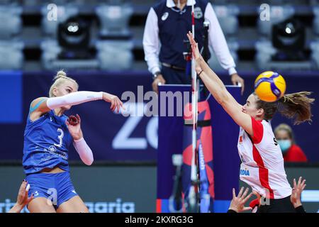 ZADAR, KROATIEN - AUGUST 23: Nadzeya Stoliar aus Belarus spitzt während des CEV EuroVolley 2021 Pool C-Spiels zwischen der Schweiz und Belarus in der Kresimir Cosic Hall im Visnjik Sports Center am 23. August 2021 in Zadar, Kroatien. Foto: Luka Stanzl/PIXSELL Stockfoto