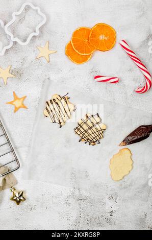 Keksherstellung. Weihnachtskekse gefüllt mit Shocolate. Weihnachten Nachtisch-Sandwich-Kekse. Serie von Fotos. Selbstgebackene Idee für den Urlaub. Klein Stockfoto