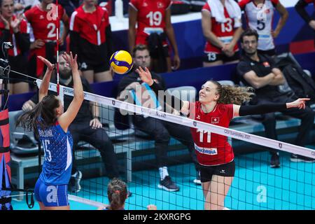 ZADAR, KROATIEN - AUGUST 24: Karolina Fricova aus der Slowakei und Maja Storck aus der Schweiz in Aktion während des CEV EuroVolley 2021 Pool C-Spiels zwischen der Schweiz und der Slowakei in der Kresimir Cosic Hall im Visnjik Sports Center am 24. August 2021 in Zadar, Kroatien. (Foto: Luka Stanzl/Pixsell/MB Media/Getty Images) Stockfoto