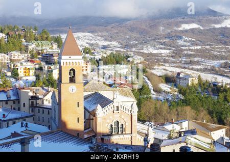 Rivisondoli (AQ) - Blick auf das charakteristische verschneite Bergdorf - Abruzzen - Italien Stockfoto
