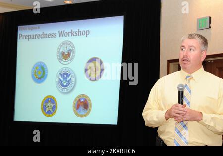 Notfallplanung und Sicherheit - San Antonio, Texas, 16. Mai 2012 Bryan Gray, Law Enforcement Liaison for FEMA Region 6, diskutiert die Beziehungen zwischen Strafverfolgungsbehörden und Bundes- und Bundesbehörden während des dritten jährlichen FEMA Region 6 Preparedness Workshop. .. Fotos zu Katastrophen- und Notfallmanagementprogrammen, Aktivitäten und Beamten Stockfoto