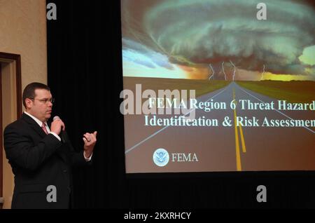 Notfallplanung und Sicherheit - San Antonio, Texas, 15. Mai 2012 Region 6 Abfahrt Der Federal Preparedness Coordinator Randy Meshell hält während des dritten jährlichen Vorbereitungsworkshops für die FEMA-Region 6 eine Präsentation zur Gefahrenerkennung und Risikobewertung. .. Fotos zu Katastrophen- und Notfallmanagementprogrammen, Aktivitäten und Beamten Stockfoto