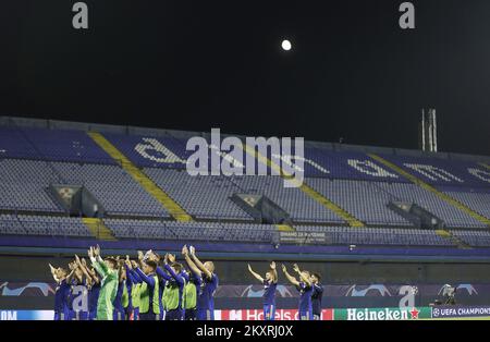 Die Spieler von Dinamo Zagreb winken ihren Fans nach dem Spiel UEFA Champions League Play-offs Leg 2 zwischen Dinamo Zagreb und dem FC Sheriff im Maksimir Stadium am 25. August 2021 in Zagreb, Kroatien, zu. Foto: Slavko Midzor/Pixsell Stockfoto