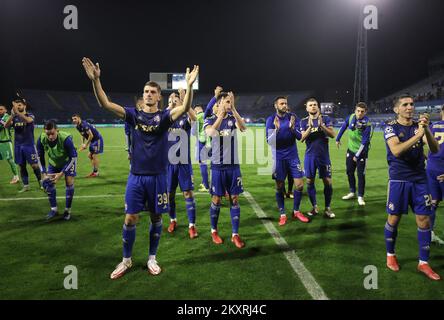 Die Spieler von Dinamo Zagreb winken ihren Fans nach dem Spiel UEFA Champions League Play-offs Leg 2 zwischen Dinamo Zagreb und dem FC Sheriff im Maksimir Stadium am 25. August 2021 in Zagreb, Kroatien, zu. Foto: Goran Stanzl/Pixsell Stockfoto