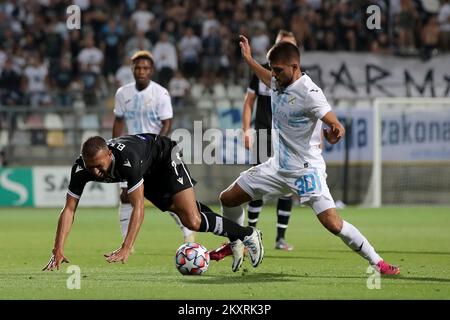 Lindon Selahi von Rijeka im Kampf gegen Omar El Kaddouri von PAOK während des Spiels UEFA Conference League Play-offs Leg 2 zwischen HNK Rijeka und PAOK Saloniki im HNK Rijeka Stadion am 26. August 2021 in Rijeka, Kroatien. Foto: Igork Kralj/Pixsell Stockfoto