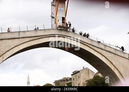 Der Teilnehmer springt am 2021. August im Rahmen des Red Bull Cliff Diving Wettbewerbs in Mostar, Bosnien und Herzegowina von der Alten Brücke. Foto: Denis Kapetanovic/PIXSELL Stockfoto