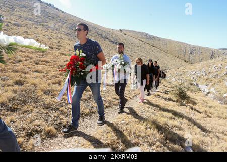 Feuerwehrleute und Familie feiern am 30. August 2021 den 14.. Jahrestag der Tragödie auf der Insel Kornat. Am 30. August 2007 brach auf der Insel Kornat ein Feuer aus, ein Team von 23 Feuerwehrleuten wurde entsandt, 13 Feuerwehrleute wurden zwischen zwei Hügeln ohne Wasser gestrandet und von einer Feuerwand umzingelt. Sechs wurden am Tatort getötet und sechs später an Verbrennungen im Krankenhaus. Foto: Luka Stanzl/PIXSELL Stockfoto