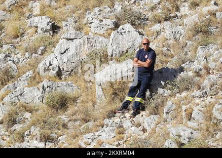 Feuerwehrleute und Familie feiern am 30. August 2021 den 14.. Jahrestag der Tragödie auf der Insel Kornat. Am 30. August 2007 brach auf der Insel Kornat ein Feuer aus, ein Team von 23 Feuerwehrleuten wurde entsandt, 13 Feuerwehrleute wurden zwischen zwei Hügeln ohne Wasser gestrandet und von einer Feuerwand umzingelt. Sechs wurden am Tatort getötet und sechs später an Verbrennungen im Krankenhaus. Foto: Luka Stanzl/PIXSELL Stockfoto