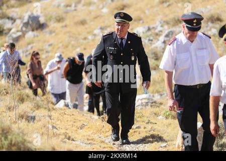 Feuerwehrleute und Familie feiern am 30. August 2021 den 14.. Jahrestag der Tragödie auf der Insel Kornat. Am 30. August 2007 brach auf der Insel Kornat ein Feuer aus, ein Team von 23 Feuerwehrleuten wurde entsandt, 13 Feuerwehrleute wurden zwischen zwei Hügeln ohne Wasser gestrandet und von einer Feuerwand umzingelt. Sechs wurden am Tatort getötet und sechs später an Verbrennungen im Krankenhaus. Foto: Luka Stanzl/PIXSELL Stockfoto