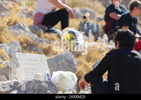 Feuerwehrleute und Familie feiern am 30. August 2021 den 14.. Jahrestag der Tragödie auf der Insel Kornat. Am 30. August 2007 brach auf der Insel Kornat ein Feuer aus, ein Team von 23 Feuerwehrleuten wurde entsandt, 13 Feuerwehrleute wurden zwischen zwei Hügeln ohne Wasser gestrandet und von einer Feuerwand umzingelt. Sechs wurden am Tatort getötet und sechs später an Verbrennungen im Krankenhaus. Foto: Luka Stanzl/PIXSELL Stockfoto