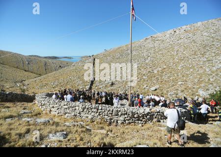 Feuerwehrleute und Familie feiern am 30. August 2021 den 14.. Jahrestag der Tragödie auf der Insel Kornat. Am 30. August 2007 brach auf der Insel Kornat ein Feuer aus, ein Team von 23 Feuerwehrleuten wurde entsandt, 13 Feuerwehrleute wurden zwischen zwei Hügeln ohne Wasser gestrandet und von einer Feuerwand umzingelt. Sechs wurden am Tatort getötet und sechs später an Verbrennungen im Krankenhaus. Foto: Luka Stanzl/PIXSELL Stockfoto