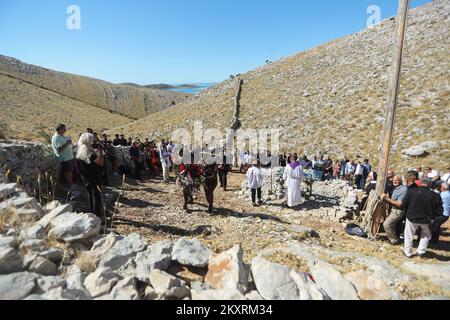 Feuerwehrleute und Familie feiern am 30. August 2021 den 14.. Jahrestag der Tragödie auf der Insel Kornat. Am 30. August 2007 brach auf der Insel Kornat ein Feuer aus, ein Team von 23 Feuerwehrleuten wurde entsandt, 13 Feuerwehrleute wurden zwischen zwei Hügeln ohne Wasser gestrandet und von einer Feuerwand umzingelt. Sechs wurden am Tatort getötet und sechs später an Verbrennungen im Krankenhaus. Foto: Luka Stanzl/PIXSELL Stockfoto