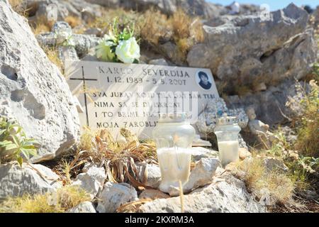 Feuerwehrleute und Familie feiern am 30. August 2021 den 14.. Jahrestag der Tragödie auf der Insel Kornat. Am 30. August 2007 brach auf der Insel Kornat ein Feuer aus, ein Team von 23 Feuerwehrleuten wurde entsandt, 13 Feuerwehrleute wurden zwischen zwei Hügeln ohne Wasser gestrandet und von einer Feuerwand umzingelt. Sechs wurden am Tatort getötet und sechs später an Verbrennungen im Krankenhaus. Foto: Luka Stanzl/PIXSELL Stockfoto