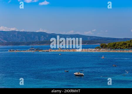 Zlatni Ratte, oft als Goldenes Kap oder Goldenes Horn bezeichnet, ist wahrscheinlich der berühmteste Strand an der Adria in Bol, an der Südküste der Insel Brac. Aufgrund seiner Unbrauchbarkeit und Schönheit ist es auch eines der berühmtesten Symbole des kroatischen Tourismus. Dieses Phänomen ist ein Kieselkap von etwa tausend Metern Länge, getrauert von einem sauberen und transparenten Meer, Bol, Brac 29.08.201 Foto: Zvonimir Barisin/PIXSELL Stockfoto