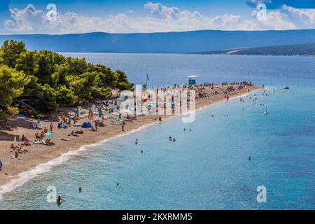 Zlatni Ratte, oft als Goldenes Kap oder Goldenes Horn bezeichnet, ist wahrscheinlich der berühmteste Strand an der Adria in Bol, an der Südküste der Insel Brac. Aufgrund seiner Unbrauchbarkeit und Schönheit ist es auch eines der berühmtesten Symbole des kroatischen Tourismus. Dieses Phänomen ist ein Kieselkap von etwa tausend Metern Länge, getrauert von einem sauberen und transparenten Meer, Bol, Brac 29.08.201 Foto: Zvonimir Barisin/PIXSELL Stockfoto